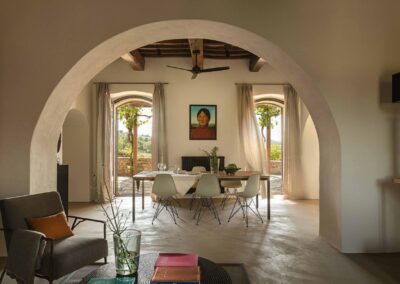 Ristrutturazione della villa La Palazzaccia da parte di Pelizzari, progetto di design d'interni con dettagli in legno naturale, ampi spazi luminosi e finiture di pregio.