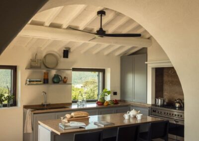 Ristrutturazione della villa La Palazzaccia da parte di Pelizzari, progetto di design d'interni con dettagli in legno naturale, ampi spazi luminosi e finiture di pregio.