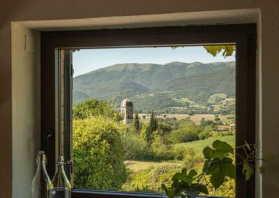 Ristrutturazione della villa La Palazzaccia da parte di Pelizzari, progetto di design d'interni con dettagli in legno naturale, ampi spazi luminosi e finiture di pregio.