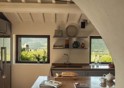 Ristrutturazione della villa La Palazzaccia da parte di Pelizzari, progetto di design d'interni con dettagli in legno naturale, ampi spazi luminosi e finiture di pregio.