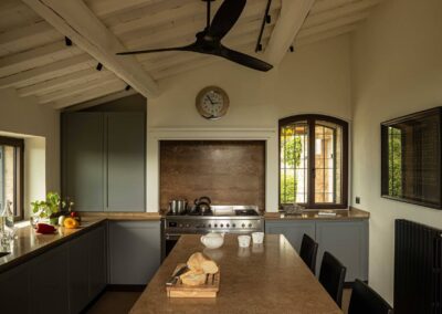 Ristrutturazione della villa La Palazzaccia da parte di Pelizzari, progetto di design d'interni con dettagli in legno naturale, ampi spazi luminosi e finiture di pregio.