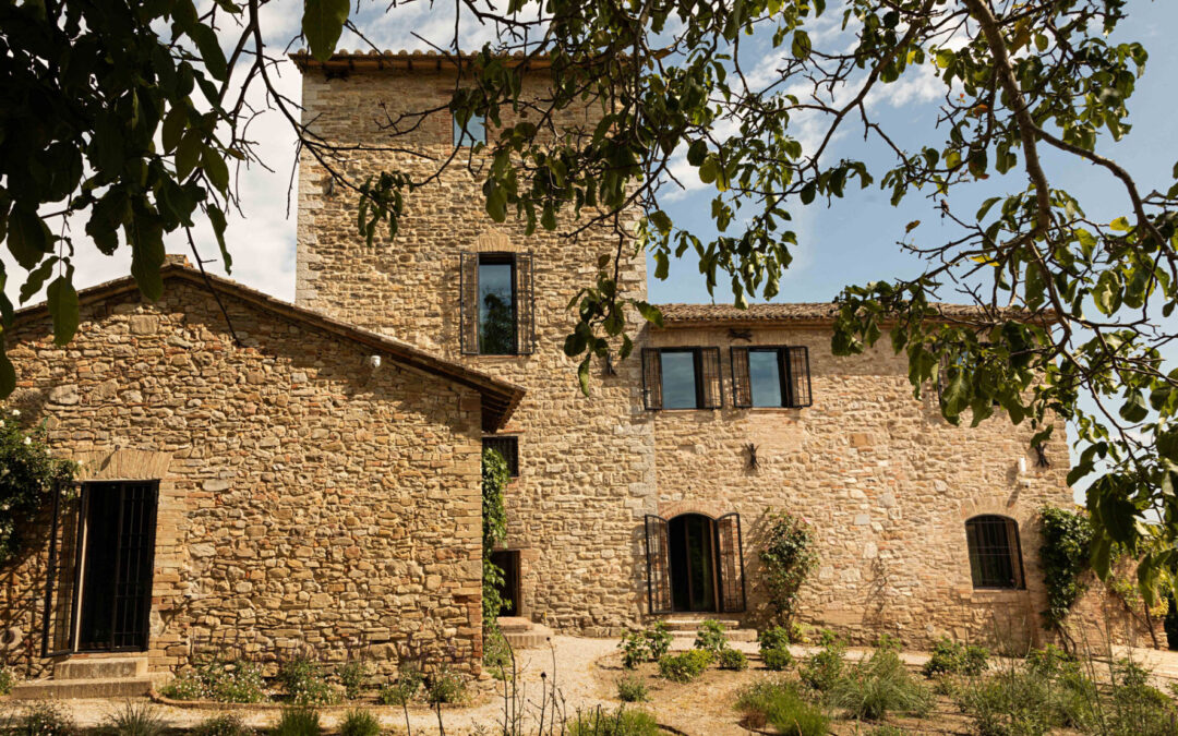 ristrutturazione casali_ Ristrutturazione della villa La Palazzaccia da parte di Pelizzari, progetto di design d'interni con dettagli in legno naturale, ampi spazi luminosi e finiture di pregio.