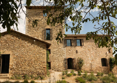 ristrutturazione casali_ Ristrutturazione della villa La Palazzaccia da parte di Pelizzari, progetto di design d'interni con dettagli in legno naturale, ampi spazi luminosi e finiture di pregio.