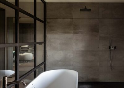 Ristrutturazione della villa La Palazzaccia da parte di Pelizzari, progetto di design d'interni con dettagli in legno naturale, ampi spazi luminosi e finiture di pregio.