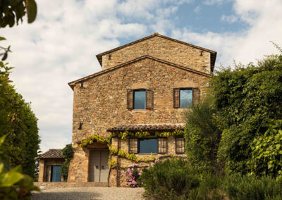 Ristrutturazione della villa La Palazzaccia da parte di Pelizzari, progetto di design d'interni con dettagli in legno naturale, ampi spazi luminosi e finiture di pregio.