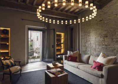 Ristrutturazione della villa La Palazzaccia da parte di Pelizzari, progetto di design d'interni con dettagli in legno naturale, ampi spazi luminosi e finiture di pregio.