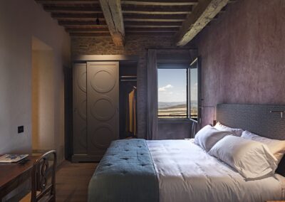 Ristrutturazione della villa La Palazzaccia da parte di Pelizzari, progetto di design d'interni con dettagli in legno naturale, ampi spazi luminosi e finiture di pregio.