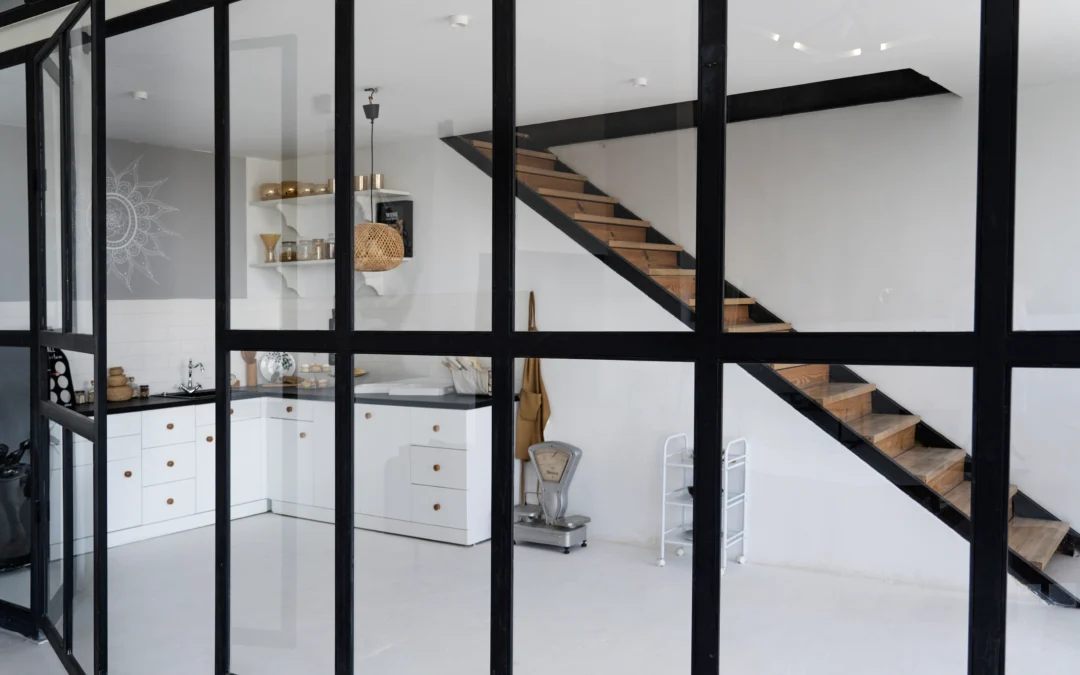 Infissi di design in alluminio in un soggiorno moderno ed elegante, con grandi superfici vetrate e serramenti minimal per valorizzare la casa